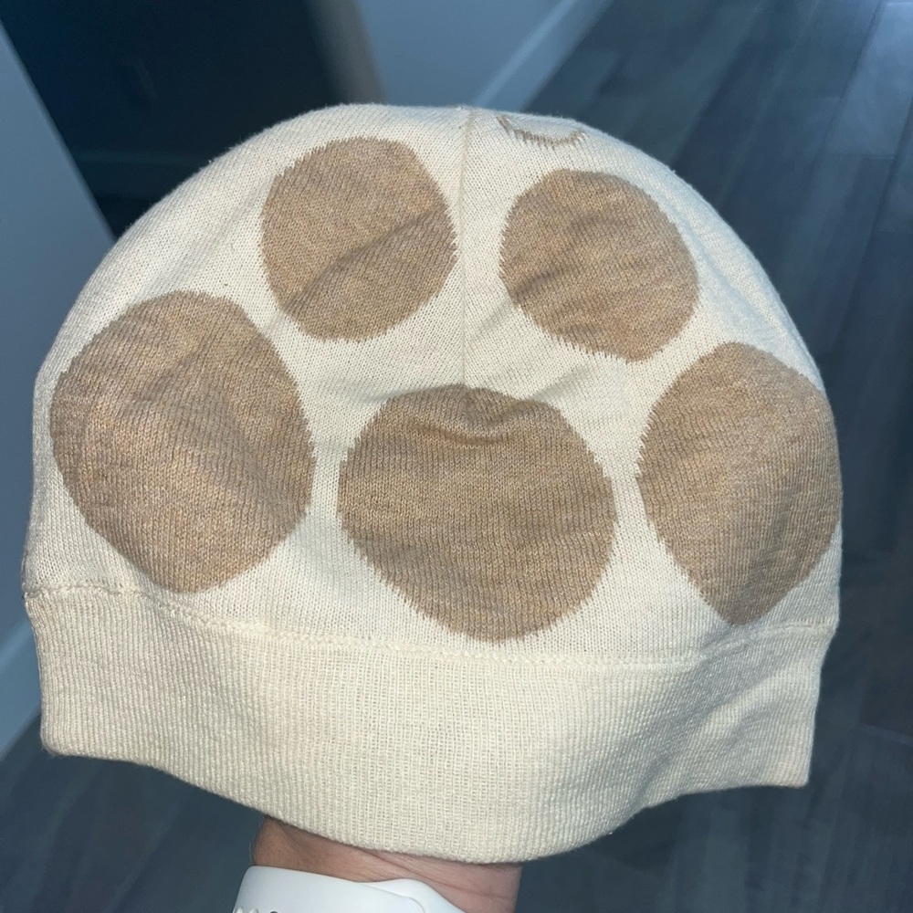 Cream & beige reversible knit hat by Gap Body never worn